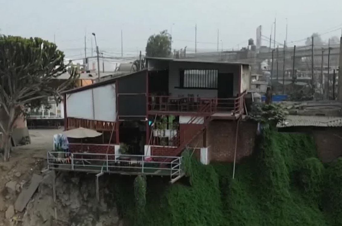 Local de cevichería a punto de caer al Río Rímac: estructura está al aire y solo se sostiene por una barra de fierro en Huachipa