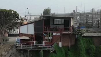 Local de cevichería a punto de caer al Río Rímac: estructura está al aire y solo se sostiene por una barra de fierro en Huachipa