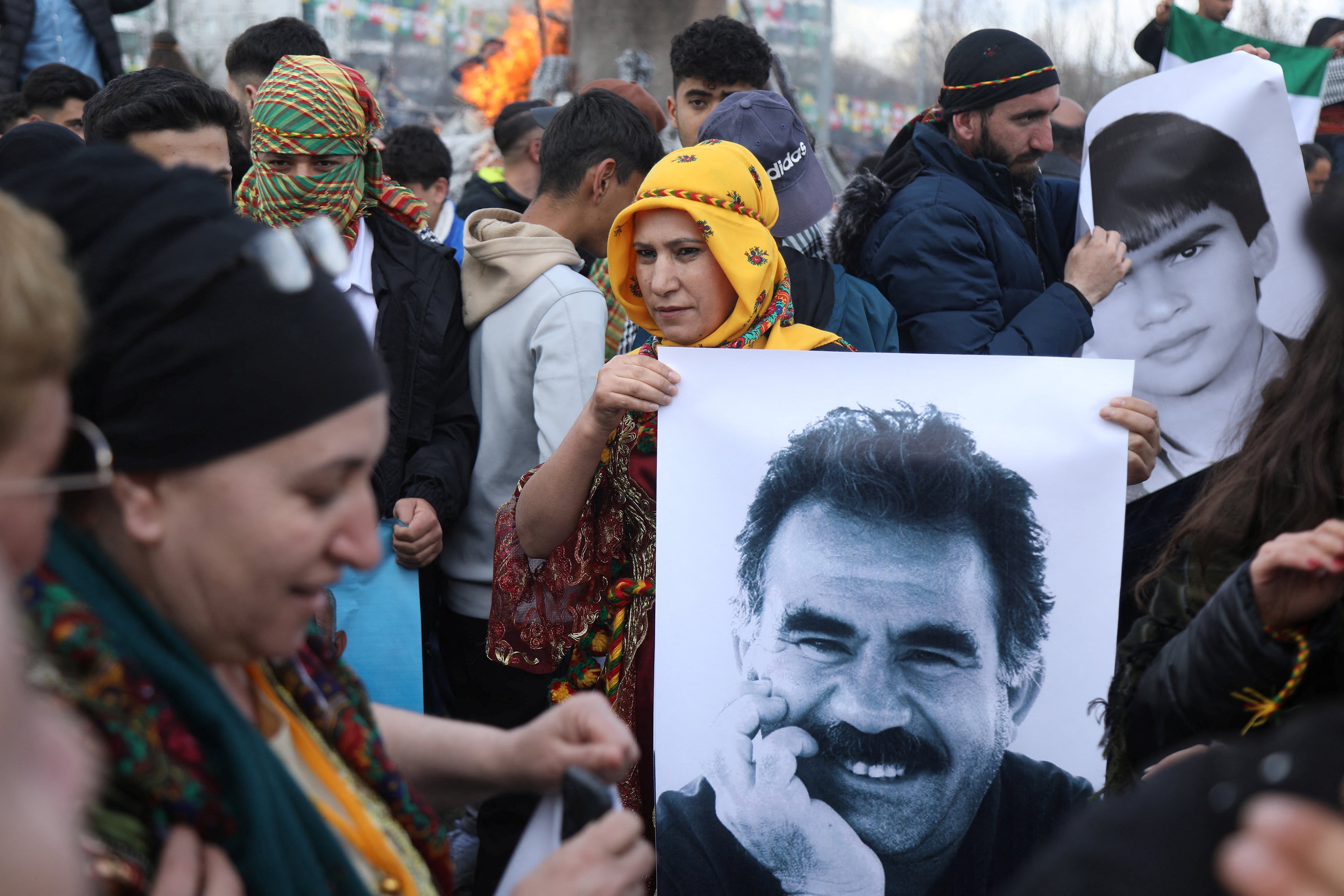 Una mujer sostiene un póster de Abdullah Öcalan durante la celebración del Nowruz en Diyarbakir, Turquía, marzo de 2025. Las teorías del líder del PKK inspiraron el proyecto del Rojava, pero su