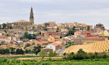 Vista de Briones, enclave medieval con panorámicas abiertas hacia los valles y montañas riojanas.