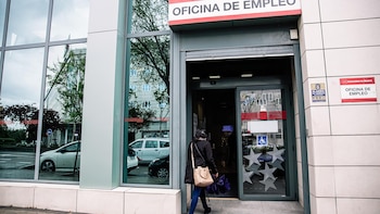 El paro cae en 118.400