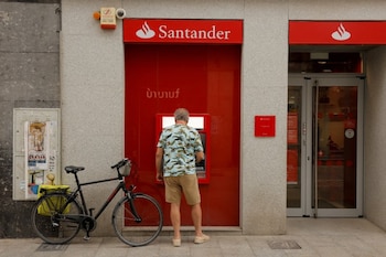 Un hombre utilizando un cajero automático en una sucursal bancaria del Santander en Ronda, España (Jon Nazca / Reuters)