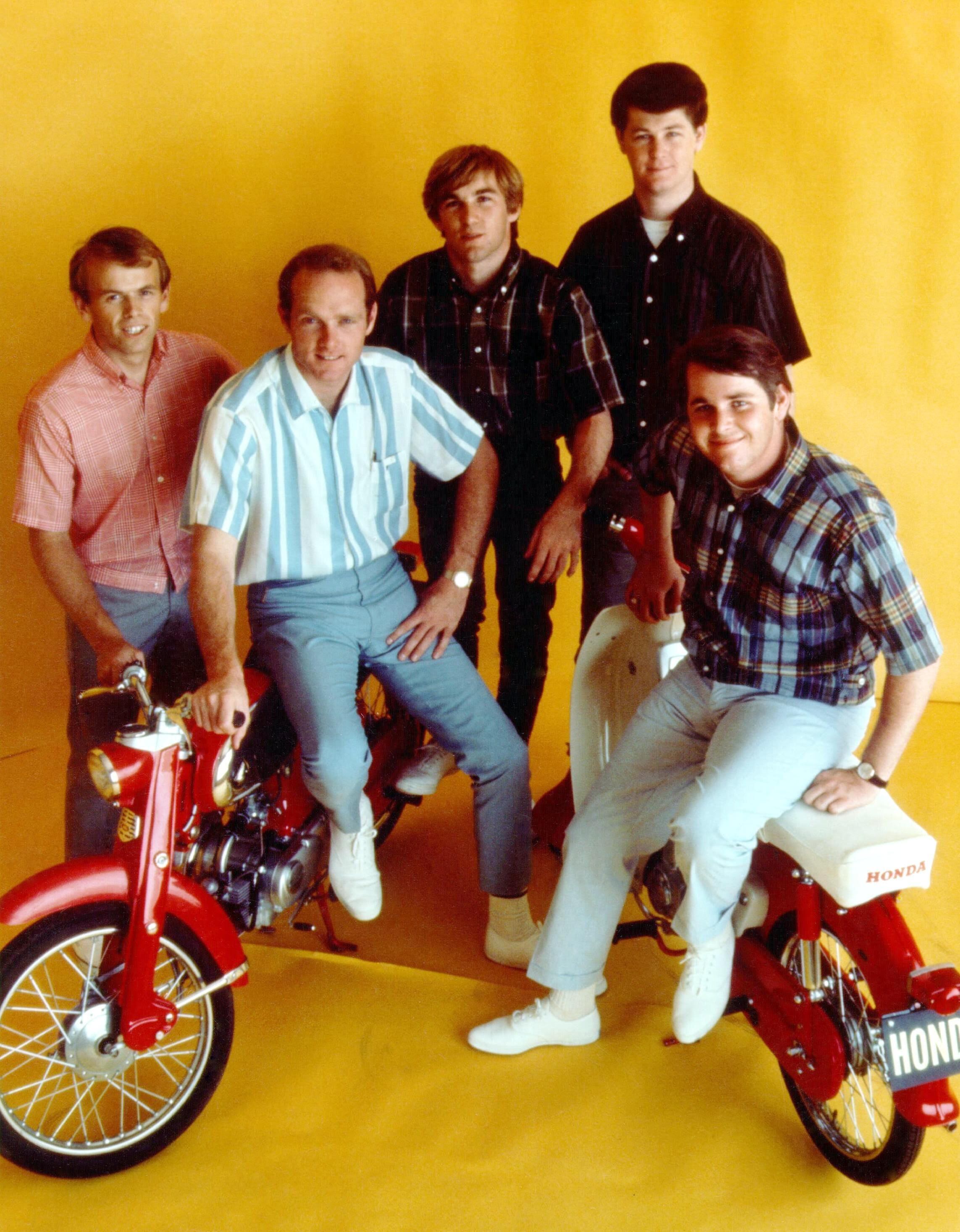 Los Beach Boys a principios de los años 60, con Brian Wilson de pie arriba a la derecha (Foto: EFE/Disney+)
