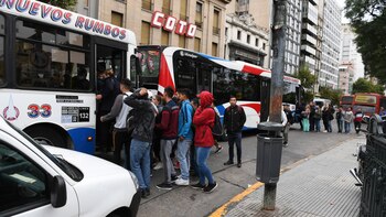 Las restricciones provocaron largas colas