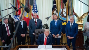 Trump prohíbe la entrada de CNN, MSNOW y Politico a la Casa Blanca