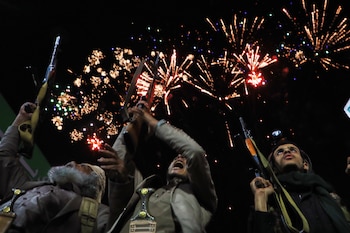Fuegos artificiales durante una marcha de simpatizantes hutíes contra la coalición liderada por Arabia Saudita en Saná, Yemen, tras el anuncio del bloqueo naval al reino saudita (AP Photo/Osamah Abdulrahman)