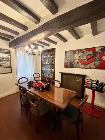 El interior del hogar en el que residirá Hamilton en Maranello (Instagram @tony__qian)