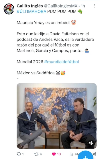 Dos hombres sentados en sillas blancas, conversando con micrófonos. Detrás, una gran obra de arte abstracta con tonos azules, naranjas y blancos que simula un mapa mundi