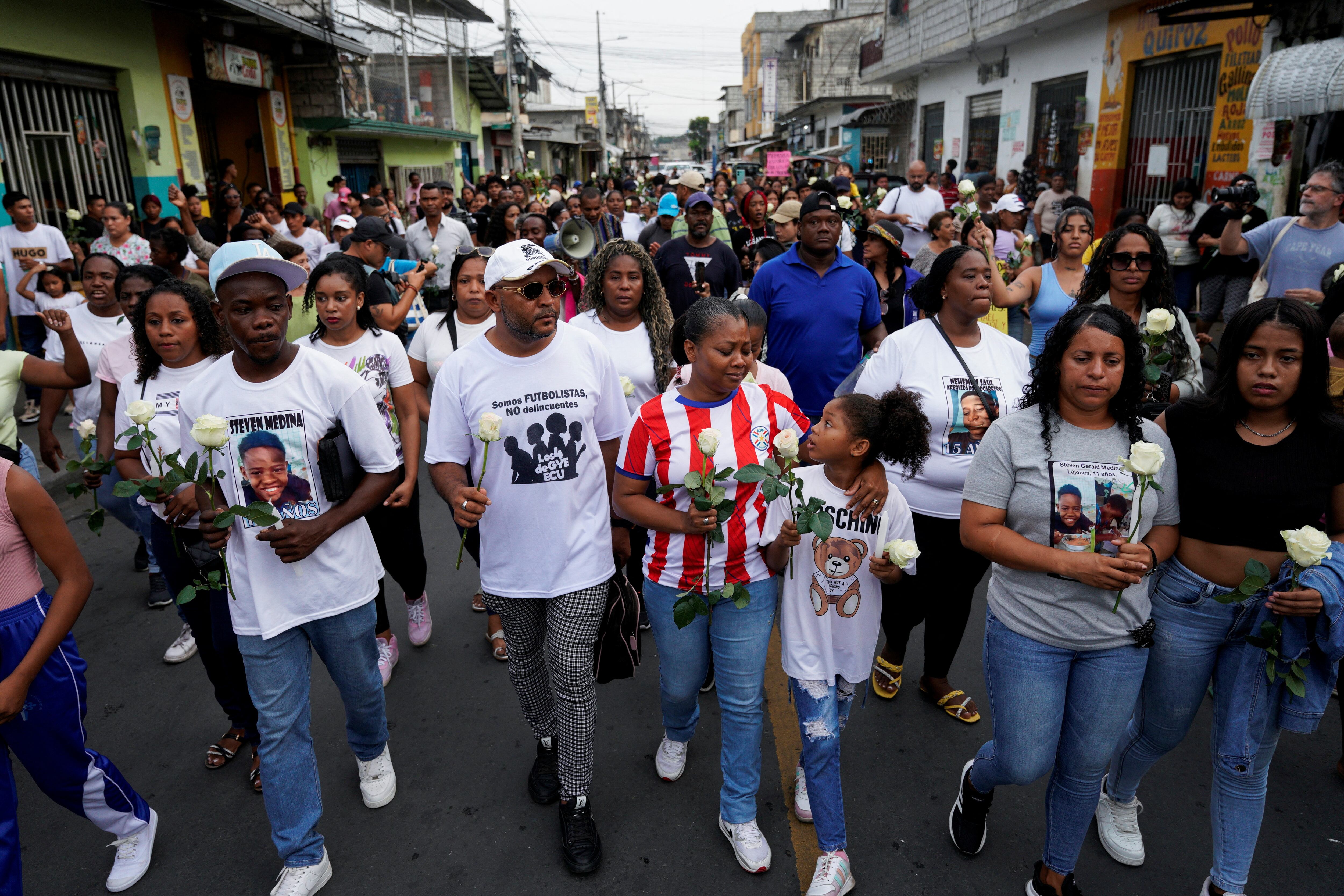Katty Bustos, madre de dos de los cuatro niños encontrados muertos tras su desaparición en diciembre, camina con amigos y familiares del barrio Las Malvinas para realizar una vigilia, en Guayaquil, Ecuador, el 8 de enero de 2025. (REUTERS/Santiago Arcos)