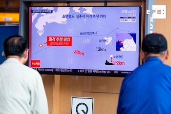 Surcoreanos miran una pantalla de televisión en Seúl con las últimas noticias de la desaparición de un funcionario de su país en la frontera con Corea del Norte. El líder norcoreano, Kim Jong-un, se ha disculpado después de que su ejército fusilara al junto a la frontera marítima entre los dos países, informó hoy la oficina presidencial sureña.
EFE/EPA/JEON HEON-KYUN