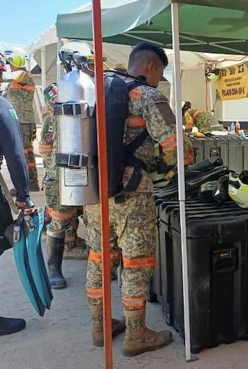 Un buzo se prepara para ingresar al rescate de los tres mineros atrapados a 250 horas del derrumbe Foto: Ejército mexicano