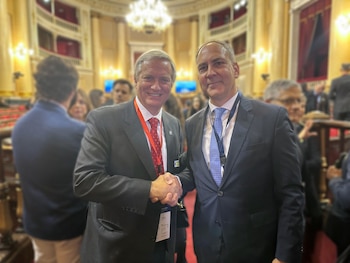 Kast junto a Stephen Bartulica,