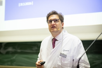 El doctor Jens Vogel-Claussen dirige la investigación en Charité Universidad de Medicina de Berlín y lidera el desarrollo del programa nacional alemán de cribado (Gero Breloer for Bayer AG)
