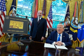El presidente Donald Trump acompañado del secretario de Comercio, Howard Lutnick, junto a un cartel de la Tarjeta Dorada Trump en el Despacho Oval de la Casa Blanca, el viernes 19 de septiembre de 2025, en Washington - crédito AP Foto/Alex Brandon