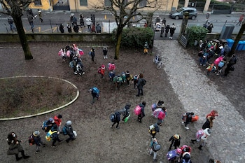 La prohibición abarca actividades escolares y reuniones con las familias, pero mantiene habilitado el uso del hija (REUTERS/Marzio Toniolo)