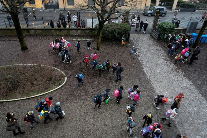 La prohibición abarca actividades escolares y reuniones con las familias, pero mantiene habilitado el uso del hija (REUTERS/Marzio Toniolo)