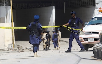 Oficiales de seguridad somalíes acordonan