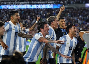 Cristian Romero, Exequiel Palacios, Enzo Fernández y Rodrigo De Paul celebrando tras el triunfo ante Brasil en el estadio Más Monumental - crédito Agustin Marcarian / REUTERS