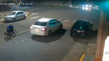 Un auto atropelló a un hombre en silla de ruedas, lo mató y el conductor se escapó: lo buscan en Paraguay