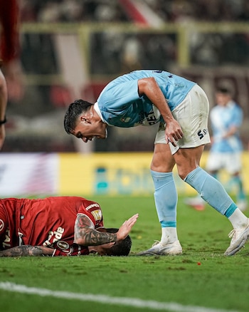 El grito de Leonardo Díaz a Gianluca Lapadula tras ganarle una pelota dividida en el Universitario vs Sporting Cristal. - créditos: Liga 1