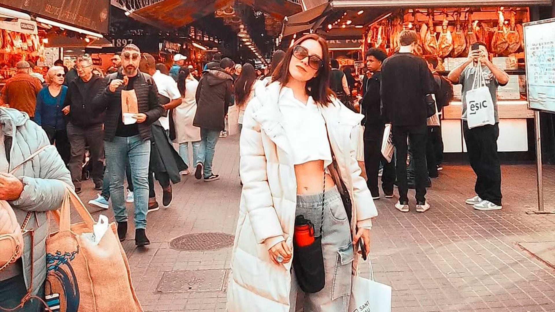 La joven violinista ha levantado la controversia por su relación laboral con Nodal. Crédito: ig/esmeralda_canape