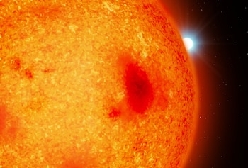 La oscilación radial de una enana roja delata la presencia de una compañera masiva en órbita (Mark A. Garlick)