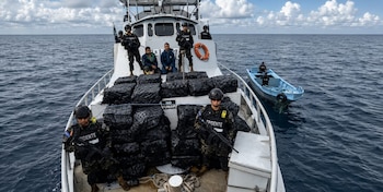 Los detenidos transportaban 1.36 toneladas de cocaína, valoradas en aproximadamente $34 millones de dólares.