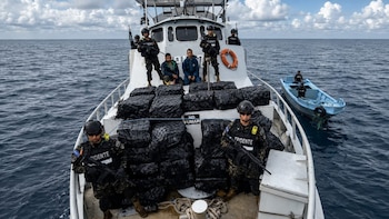 Dos ecuatorianos fueron capturados con cocaína en alta mar durante un operativo de la Marina de El Salvador