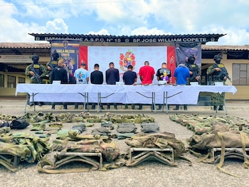 Ocho integrantes del Clan del Golfo se sometieron voluntariamente al Ejército en Alto Baudó, Chocó, en medio de la crisis de la mesa de paz con el Gobierno de Gustavo Petro - crédito Ejército Nacional