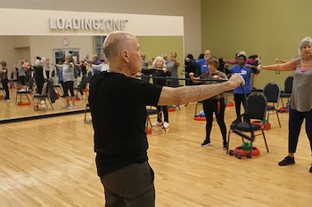 En Gold’s Gym de Austin, Minnick imparte clases de fuerza y movilidad adaptadas a personas mayores y demuestra que la edad es solo un número (Web Guinness World Records)