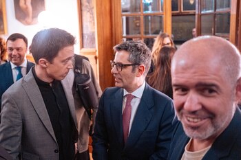 Íñigo Errejón conversa con Félix