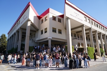 Varios alumnos durante el minuto de silencia en la Universidad de Granada. (Arsenio Zurita / Europa Press)