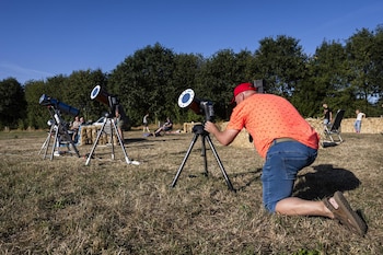 El 12 de agosto, un eclipse solar total barrerá partes de Europa y el Atlántico Norte; la franja de totalidad atravesará Groenlandia, Islandia, España y una pequeña zona del noreste de Portugal, mientras que las zonas circundantes de toda Europa experimentarán un eclipse solar parcial, según la Agencia Espacial Europea (ESA).