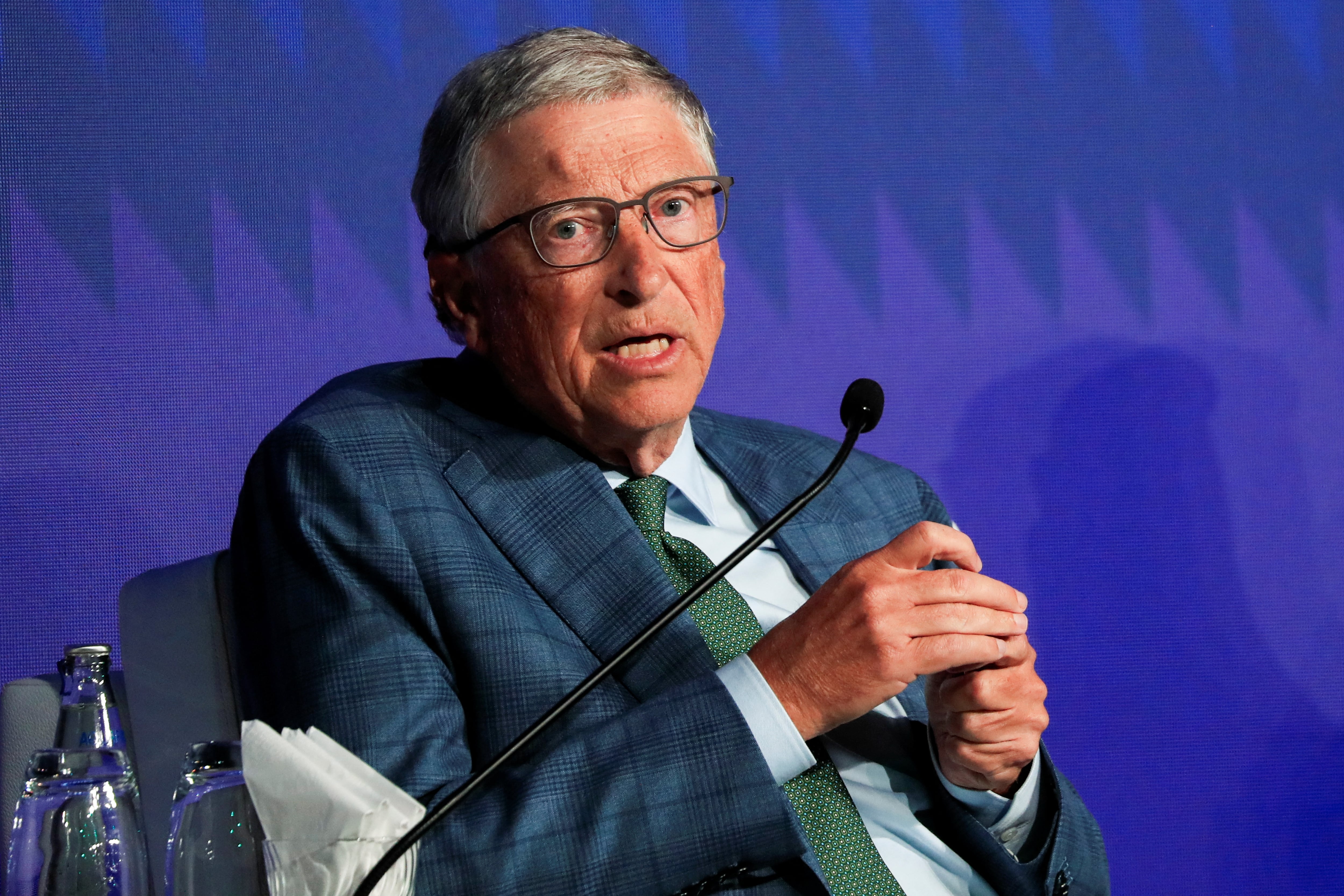 Gates sostuvo que la IA amenaza con reducir de forma permanente los empleos iniciales e intermedios, a diferencia de crisis como la Gran Depresión de 1933 en Estados Unidos. (Foto: REUTERS/Thomas Mukoya)