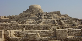 Mohenjo Daro, en el Valle del Indo, sorprende por su modelo urbano sin jerarquías ni grandes templos, centrado en el bienestar colectivo (Wikimedia Commons)