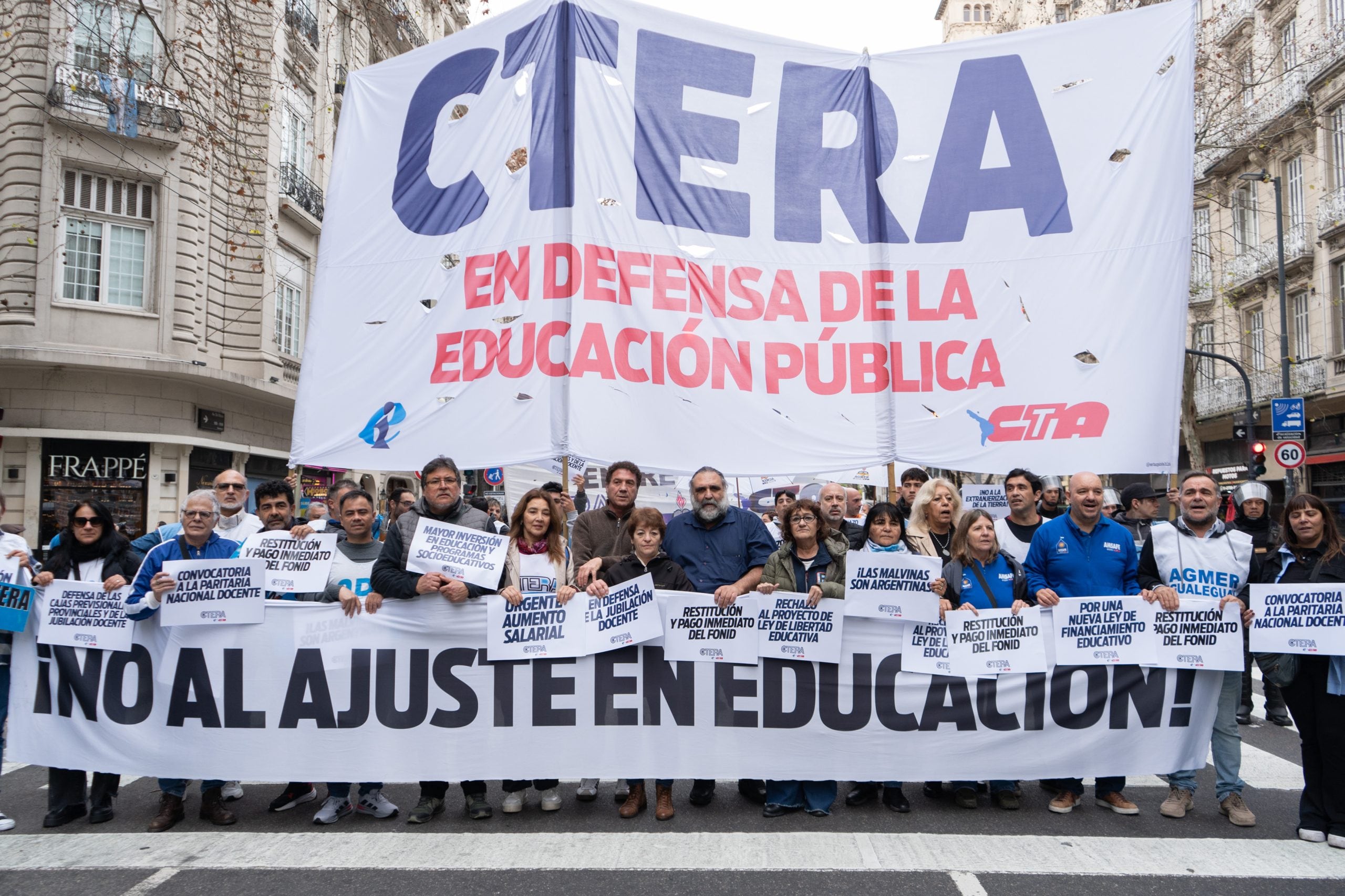 CTERA se movilizó en el centro porteño y habló de alto acatamiento del paro docente en todo el país