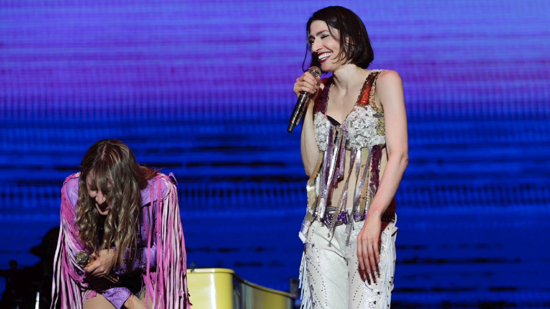 Ashley, entre risas, desmiente a su hermana sobre la dedicatoria de la canción y atribuye el tema a un albañil llamado Pedro. (Facebook)