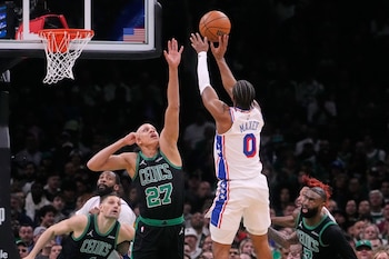 El base de los 76ers de Filadelfia, Tyrese Maxey (0), realiza un tiro por encima del base de los Celtics de Boston, Jordan Walsh (27), durante la primera mitad del quinto juego de una serie de la primera ronda de los playoffs de la NBA, el martes 28 de abril de 2026, en Boston. (AP Foto/Charles Krupa)