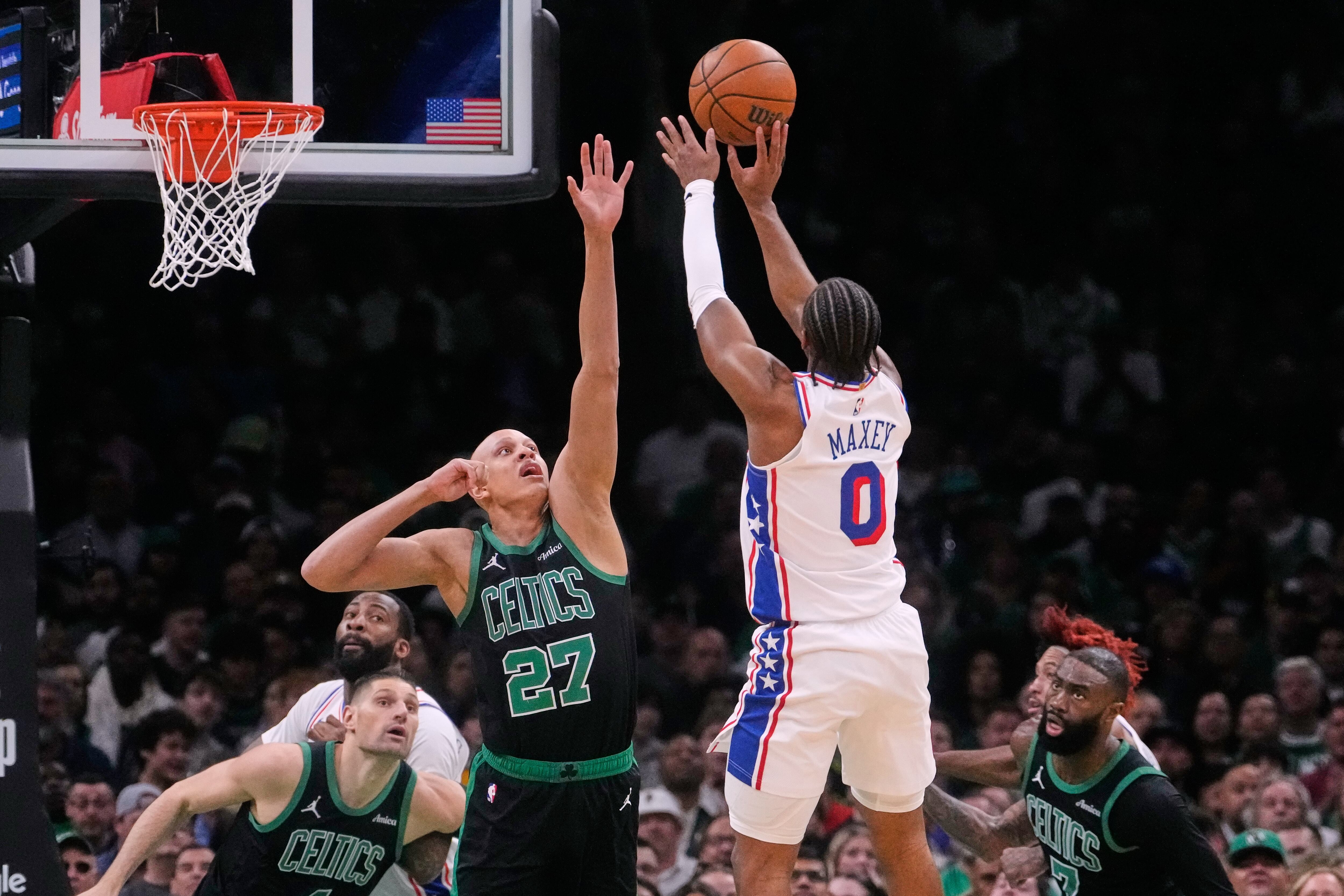 Boston Celtics y Philadelphia 76ers se enfrentan en unos playoffs de la NBA marcados por el regreso de sus estrellas tras largas lesiones - crédito Charles Krupa/AP