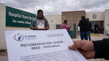 La CNDH atribuyó responsabilidad al IMSS y al Instituto Chihuahuense de Salud por violaciones a derechos humanos y pidió medidas de reparación para la familia, incluyendo atención psicológica. (Imagen ilustrativa generada con IA | Infobae México)
