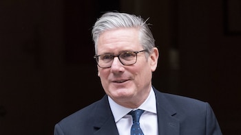 Starmer apunta a un gasto en defensa "sin precedentes" pero "sostenible" tras la dimisión de Healey