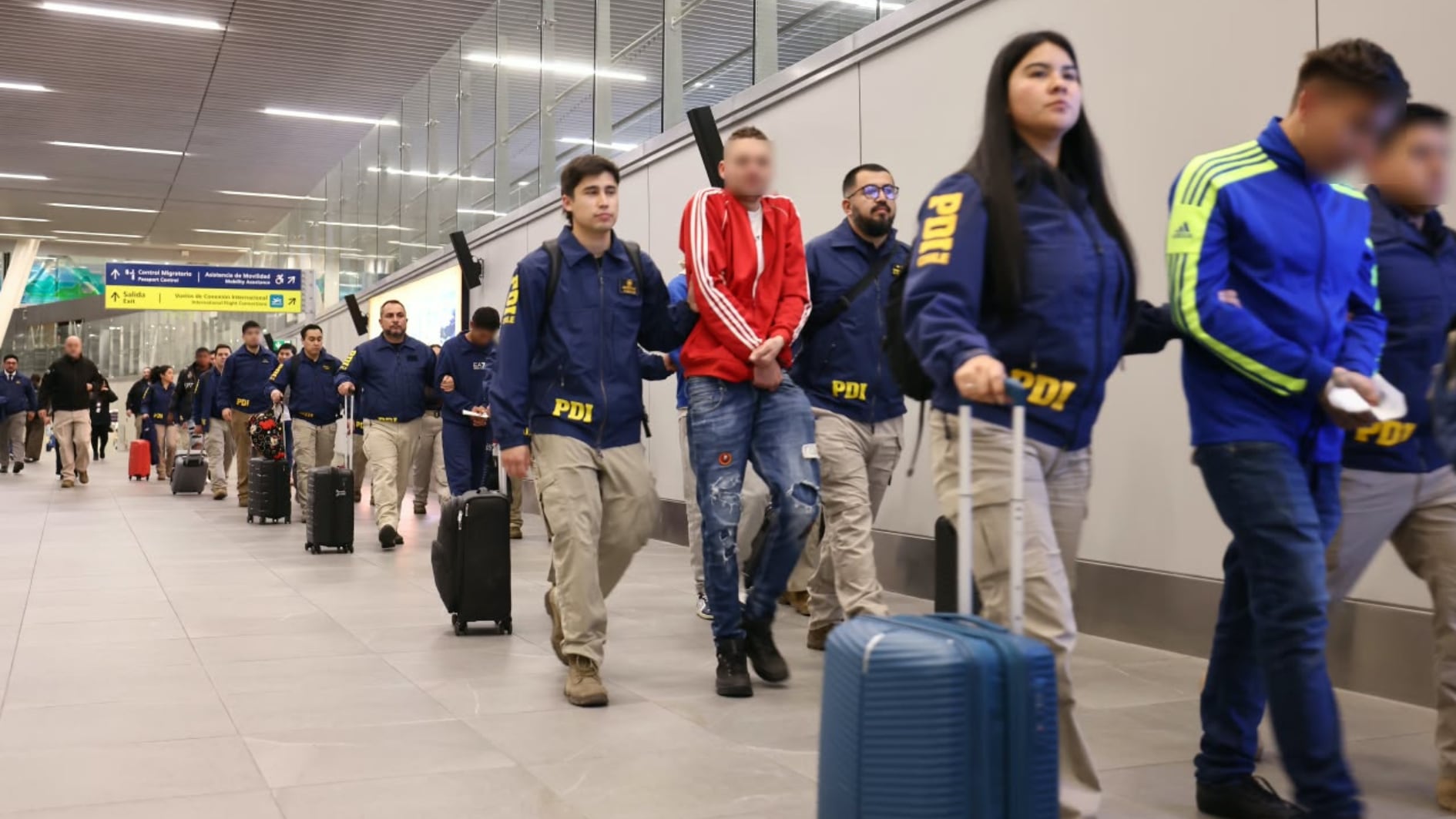 Las autoridades chilenas también expulsaron a bolivianos y ecuatorianos - crédito @PDI_CHILE/X