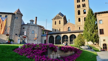 El rincón del Pirineo para sentirse como en la Edad Media: un monasterio milenario donde puedes escribir como los monjes de la antigüedad