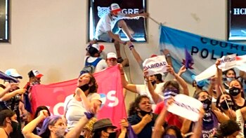 Un militante ingresa al recinto