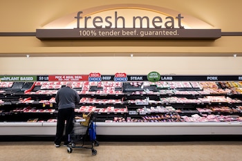 Una persona hace compras en