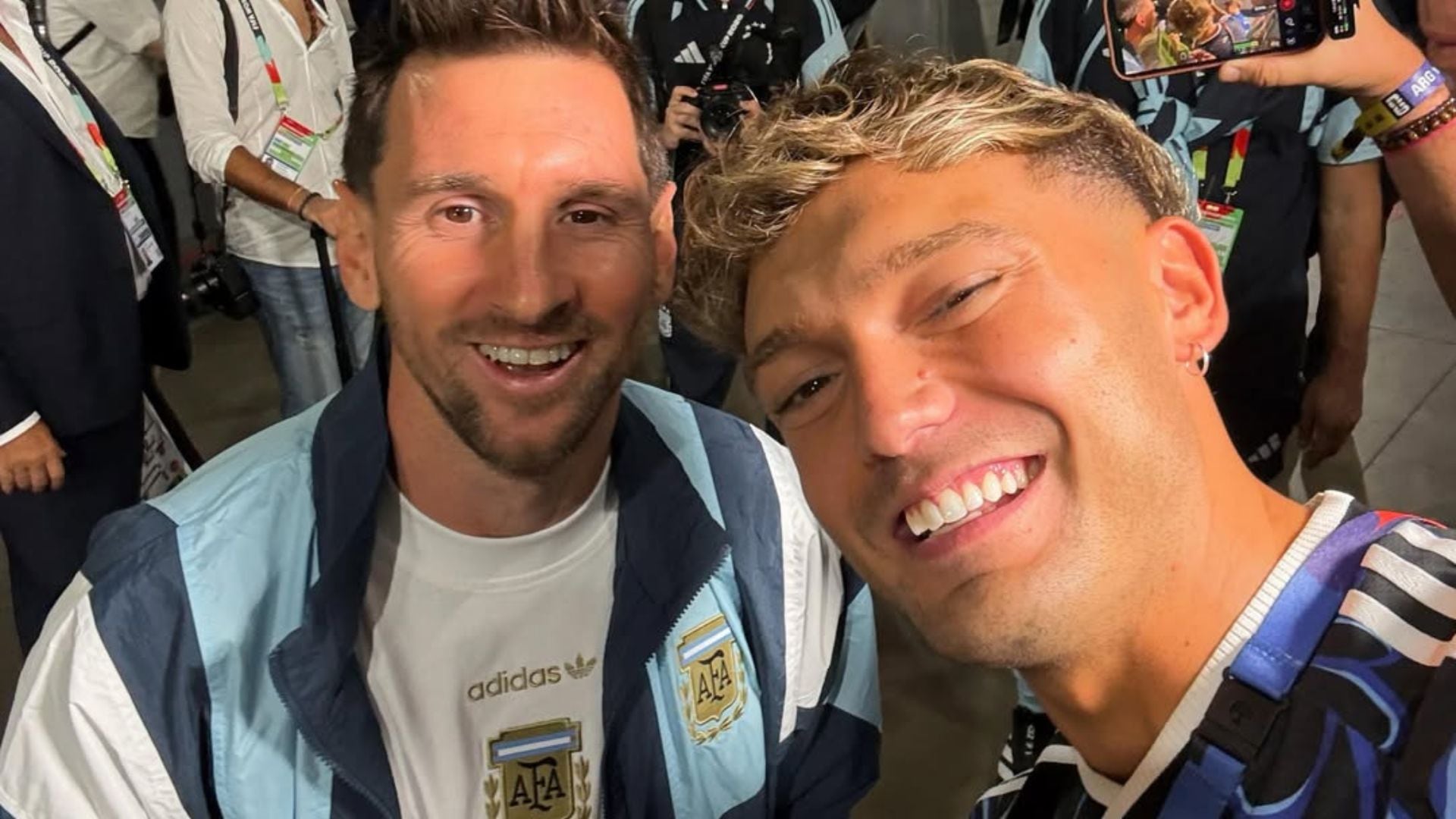 El futbolista Lionel Messi y el influencer Ian Lucas posan sonrientes para una selfie.