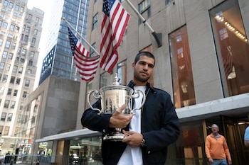 El tenista español Carlos Alcaraz con la copa del US Open 2025 (EFE/Ángel Colmenares)