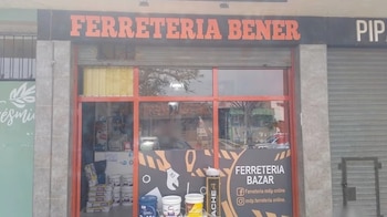 El local comercial donde un asalto terminó con la vida de su propietario, en la intersección de Avenida Libertad y Luciano Arrué