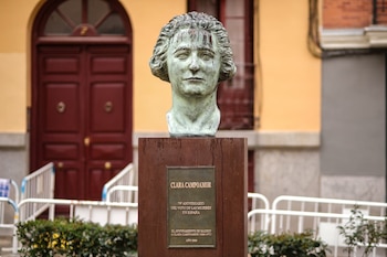 Busto vandalizado de Clara Campoamor