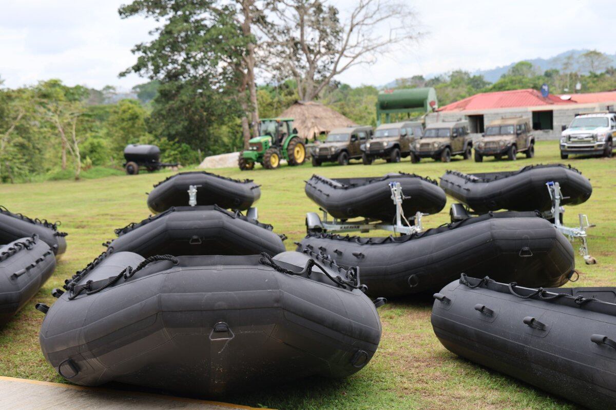 La donación incluyó botes para combatir a los “coyotes” que utilizan rutas marítimas - crédito Ministerio de Seguridad de Panamá
